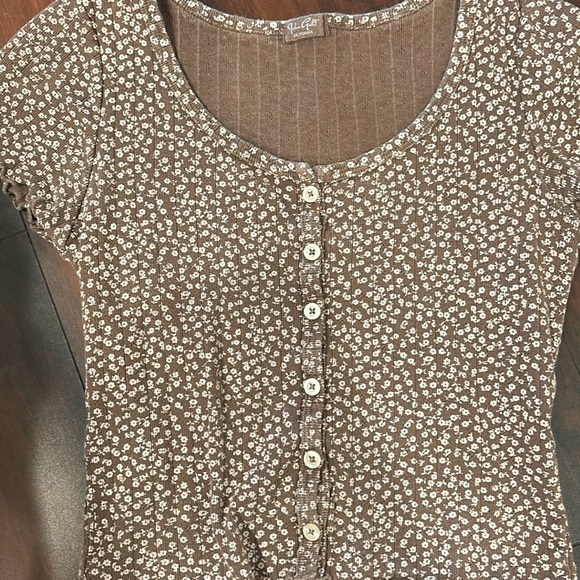 Brandy Melville brown and white floral top with buttons - Picture 2 of 3